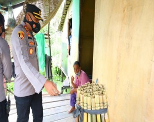 Kapolres Kendari saat memborong barang jualan salah satu warga