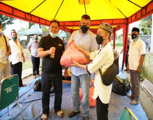 Penyerahan Daging kurban Kepada Masyarakat