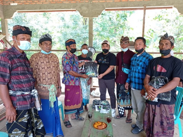 Rombongan.ASR melakukan kegiatan peduli dengan membantu masyarakat di acara Ngaben dengan membantu prosesnya