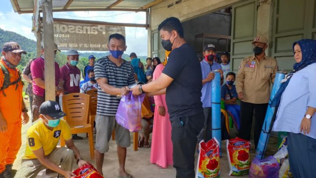 Penyerahan Bantuan Dari ASR Kepada Warga Terdampak Puting Beliung
