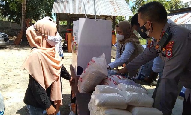 "Suasana warga sekitar saat berbelanja di Polsek.