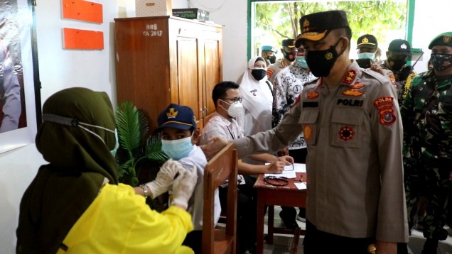 "Kapolda Memantau siswa yang sedang di vaksin.
