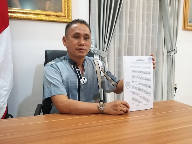 "Kuasa Hukum PT TMS, Safarullah memperlihatkan salinan putusan pengadilan tinggi sultra 