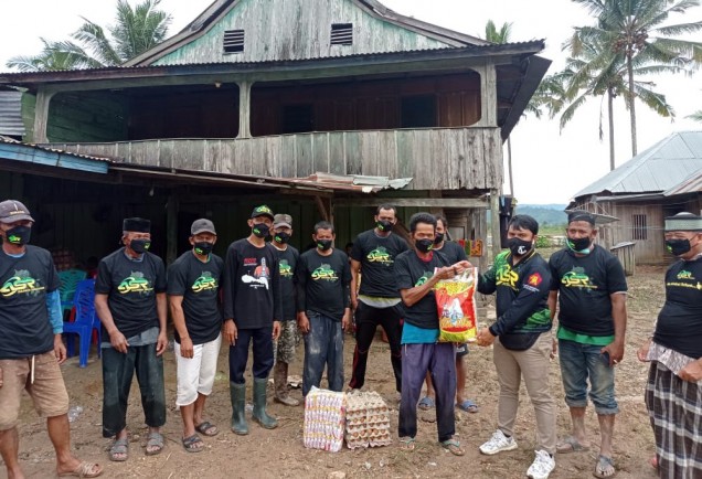 "Relawan ASR Koltim menyerahkan bantuan kepada warga korban banjir