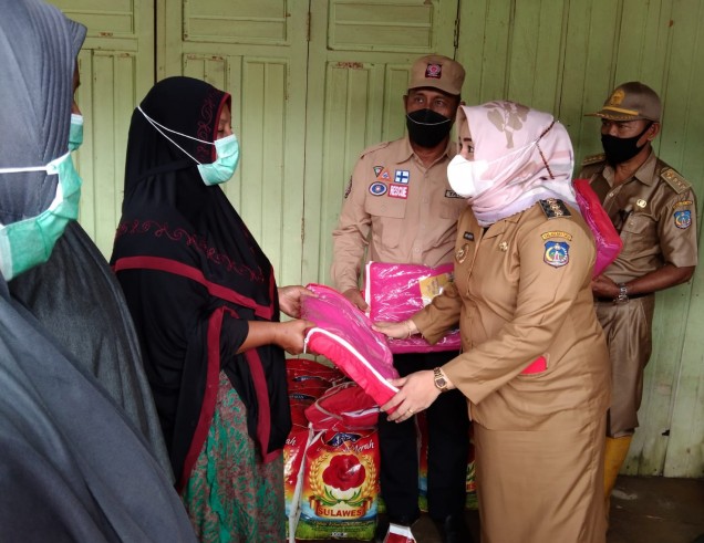 "Hj. Andi Merya Nur S.Ip, saat menyalurkan bantuan kepada korban banjir