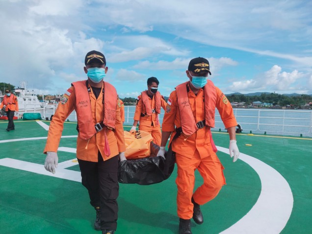 "Tim SAR saat Proses evakuasi korban kapal tenggelam