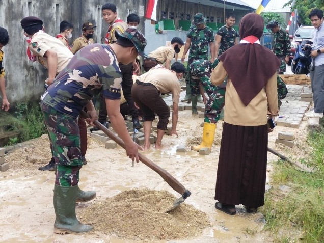 "Satgas TMMD dan Anggota Pramuka Kendari saat Pasang Paving Blok pembangunan jalan