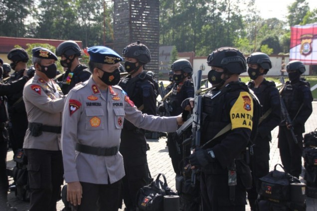 "Kapolda Sultra Irjen Pol. Drs. Yan Sultra Indrajaya , S.H., didampingi Wakapolda Sultra Brigjen Pol. Waris Agono, M.Si pelepasan keberangkatan Personel BKO kePolda Papua