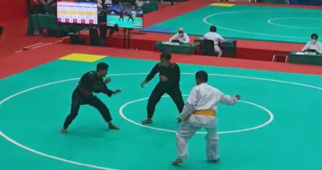 "Riki Aris Munandar dan pesilat Bali Saat Bertanding.