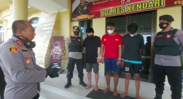 "Kapolres Kendari saat interogasi tiga pelaku kurir ganja.