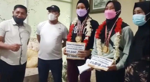 "Bupati Konut memberi bonus berupa uang pembinaan kepada dua atlit dayung Sultra.