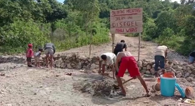 "Warga tutup jalan menuju stadion Gedung Olah Raga (GOR).