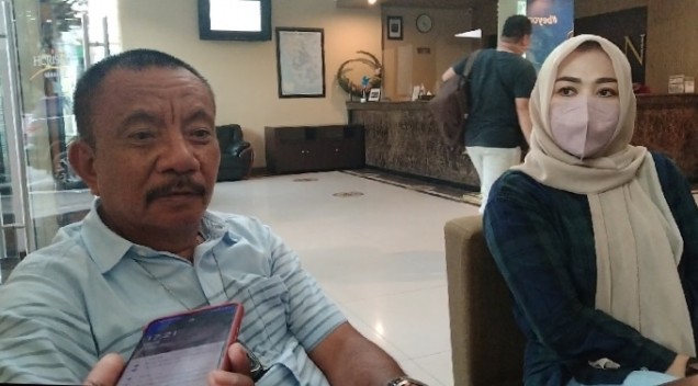 "Ketua PBSI Sultra (Kiri) Dr LM Bariun.