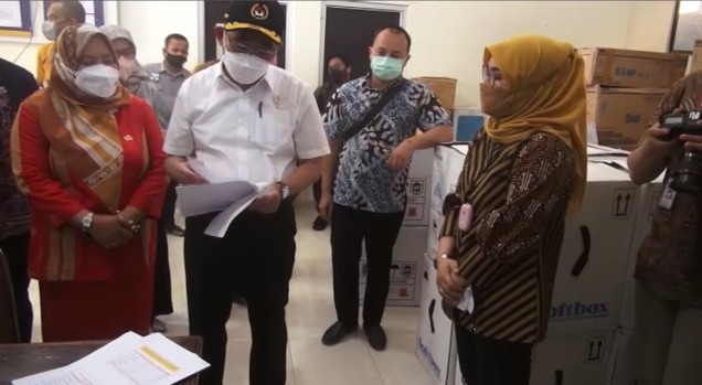 Menteri PMK saat melakukan sidak ketersediaan vaksin.