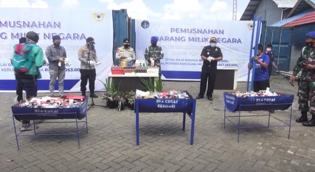 Bea dan Cukai kendari musnahkan 3,2 juta batang rokok ilegal.