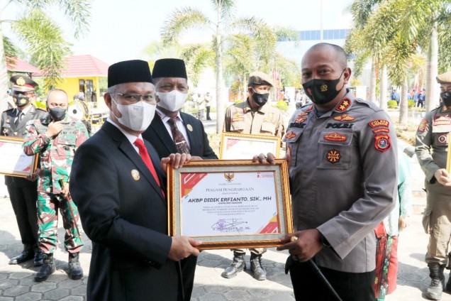 "Walikota Kendari memberikan penghargaan penanganan covid 19 kepada Kapolres Kendari .