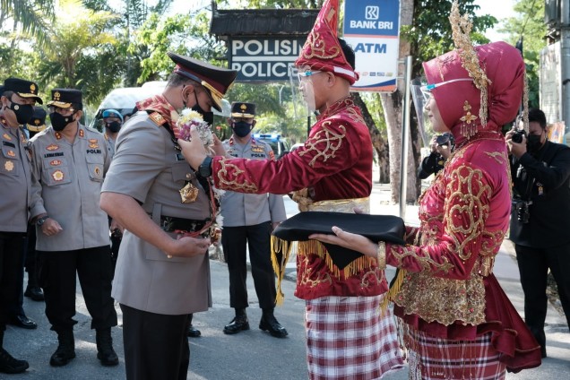 "Irjen Teguh Pristiwanto saat disambut dengan pengalungan bunga.