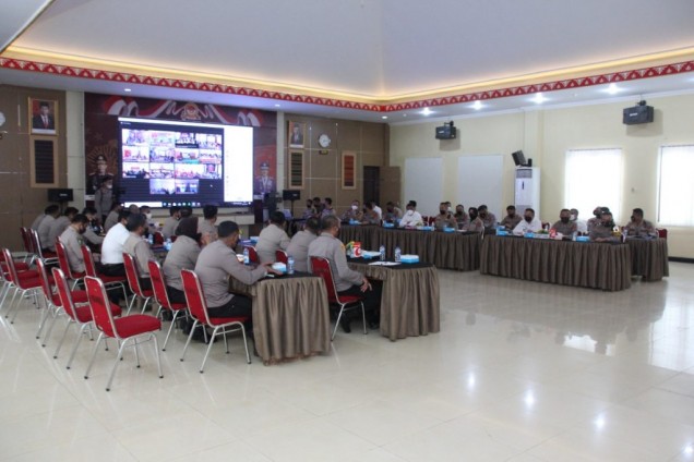 "Kapolda Sultra Irjen Pol Drs. Teguh Pristiwanto menyampaikan Komander wish kepada jajaran personel melalui sambungan vicon yang diikuti oleh Polres jajaran.