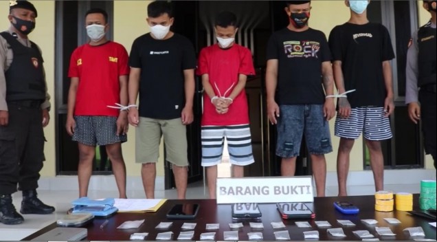 "Lima tersangka dan barang bukti narkotika jenis sabu dan tembakau gorila.