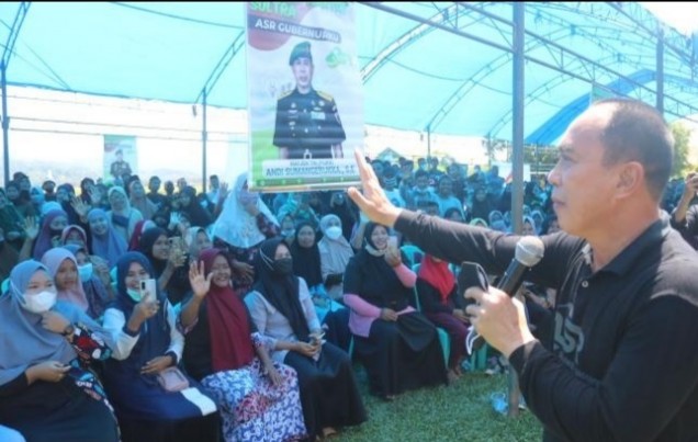 "Andi Sumangerukka menyapa warga Desa Konaweeha, Kecamatan Samaturu, Kolaka.