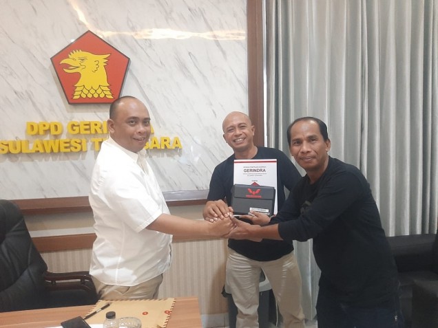 "Ketua DPD Grindra Sultra Andi Ady Aksar menyerahkan mobil operasional untuk DPC Kabupaten Buton.