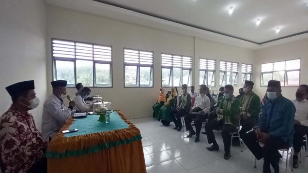 "Kepala MIN 1 Kendari, Kuat Mujabah, saat memberi paparan inovasi madrasah dalam giat kunjungan Kepala Kemenag Buton Tengah, Khalifah SPd MPd, Senin (7/3/2022).Foto Istimewa