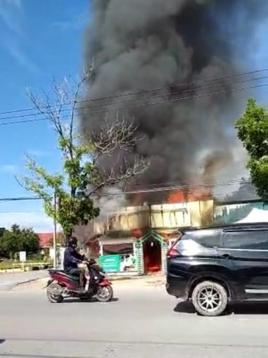"Kebakaran RM Padang samping RSUD Kendari. Foto Istimewa
