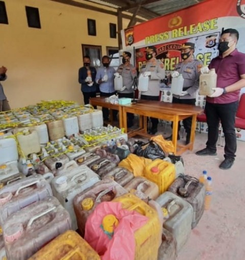 "Miras tradisional yang berhasil disita Anggota Polres Muna. Foto Ist