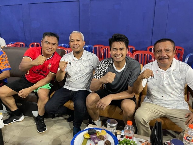 "Ketua PBSI Sultra, Dr LM Bariun (kanan), berpose  bersama mantan atlet nasional bulutangkis Tantowi Ahmad, dan anggota legislatif Sultra. Foto Istimewa