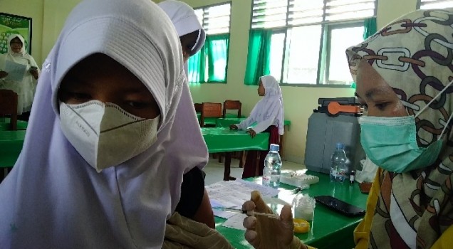 "Nadine N Afifah, salah satu siswa MIN 1 Kendari mendapat suntikan imunisasi Rubella dari petugas Puskesmas Benu-benua.Foto Istimewa
