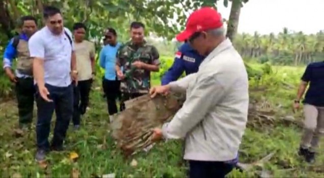 "Wagub Sultra, Lukman Abunawas saat meninjau lokasi jatuhnya pesawat pembom milik AS saat perang dunia ke 2. Foto: Istimewa