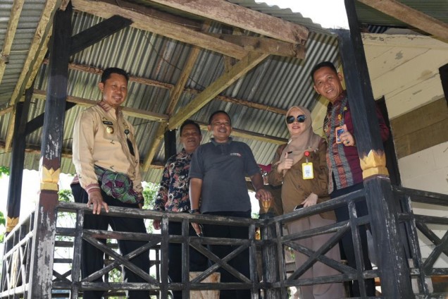 "Pj Wali Kota Kendari, Asmawa Tosepu, berpose bersama pejabat Pemkot Kendari saat meninjau kampung wisata di Kelurahan Tipulu. Foto: Istimewa