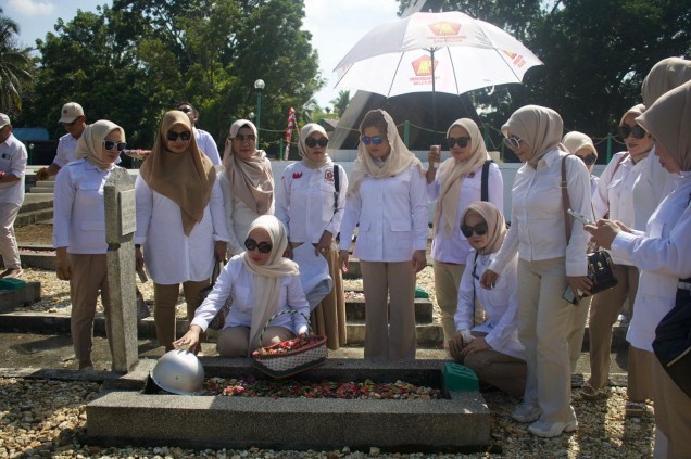 "organisasi sayap Partai Gerindra, Perempuan Indonesia Raya (PIRA) Dan KESIRA Sultra berkunjung ke Taman Makam Pahlawan Kelurahan Watubangga Kendari.