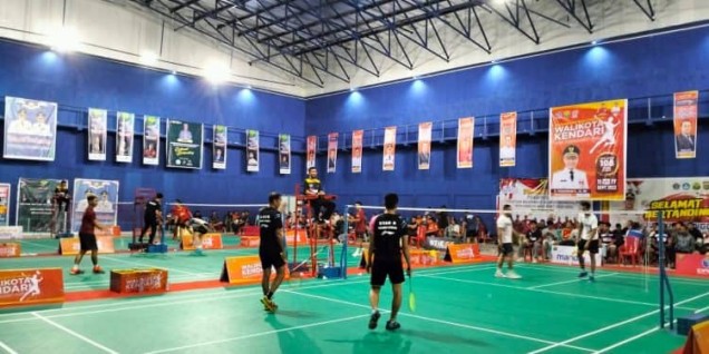 "Pertandingan bulutangkis yang dihelat di GOR Apriyani Kendari. Foto: Istimewa