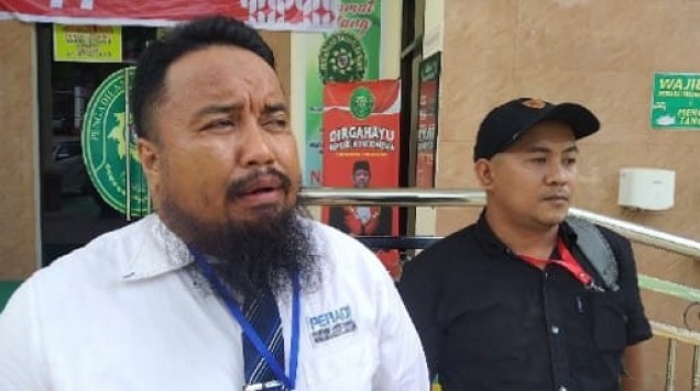 "Kuasa Hukum Direktur PT BMN, Muhammad Saleh SH (baju putih) saat diwawancara di Kantor Pengadilan Kendari. Foto: Istimewa