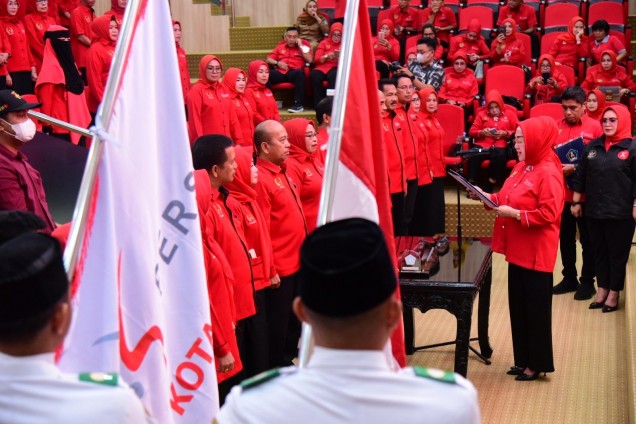 "Ketua PERSANI Suktra, Rusiahwati Abunawas saat melantik pengurus PERSANI Kota Kendari. Istimewa