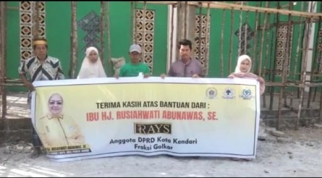 "Bantuan donasi Hj Rusiahwati Abunawas untuk kelanjutan pembangunan Masjid At-Taqwa Bungkutoko. Foto Istimewa