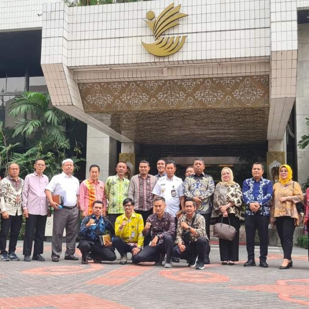 "Anggota DPRD lintas Komisi dan Pemkot Kendari berpose bersama di sela kegiatan kunker di DKI Jakarta. Foto: Istimewa