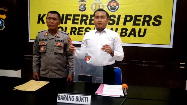 "Iptu Taufik Frida Mustofa, Saat memperlihatkan barang bukti. Foto: Ist