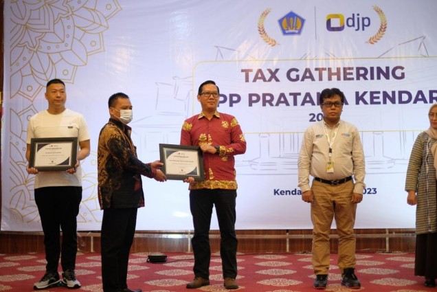 Momen penerimaan penghargaan Bank Sultra sebagai pembayar pajak terbesar di Sultra. Foto: Istimewa