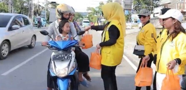 "Ketua KPPG Sultra, Hj Rusiawati Abunawas saat bagikan paket takjil ramadhan di simpang empat Jl Abdullah Silondae, Kendari. Foto: Istimewa