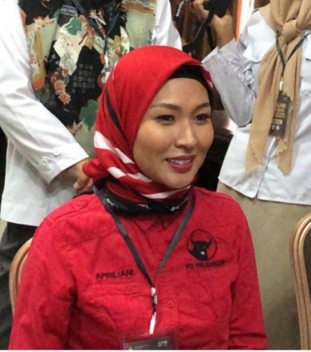 "Bacaleg PDIP Kota Kendari, Apriliani Puspitawati saat daftar di KPU Kendari. Istimewa