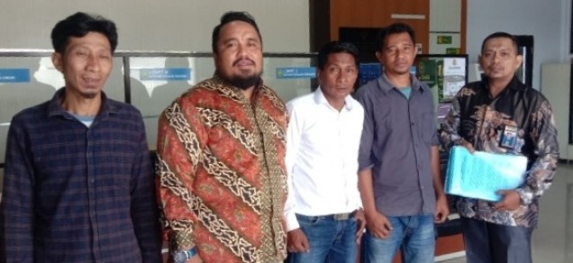 "Kuasa Hukum, Muhammad Saleh saat berpose bersama Cakades dan sejumlah masyarakat usai sidang di PTUN Kendari. Foto: Istimewa