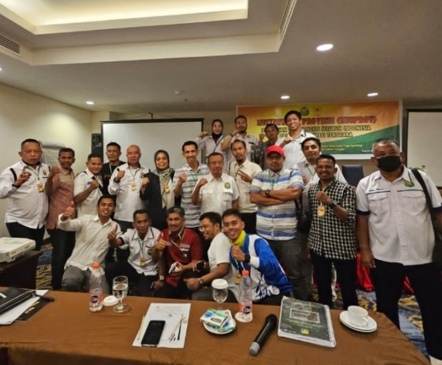 "Dr LM Bariun (tengah) berpose bersama pengurus PBSI daerah dan provinsi usai gelaran Musprov PBSI. LM Bariun Kembali pimpin PBSI Sultra periode 2023-2027 usai terpilih aklamasi. Foto: Istimewa