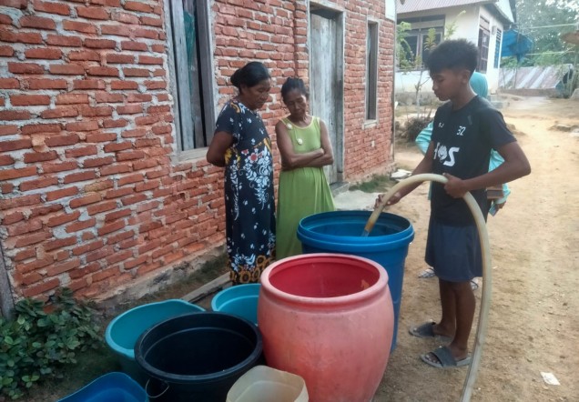 "Warga Kelurahan Anggalomelai mengisi wadah dengan air bersih bantuan anggota DPRD Kendari, Hj Rusiawati Abunawas. Foto: Istimewa