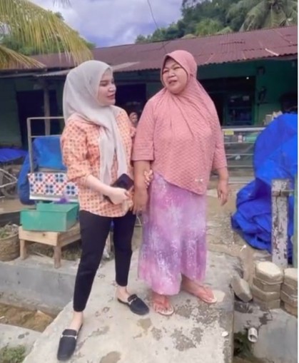 "Politisi PKS Fitriyanti Rifai, saat menyapa warga korban banjir di Kendari. Istimewa