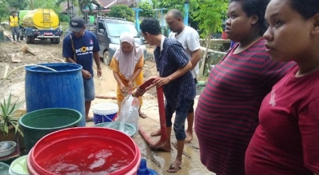 "Warga Kampung Salo mulai terima bantuan air bersih. Istimewa