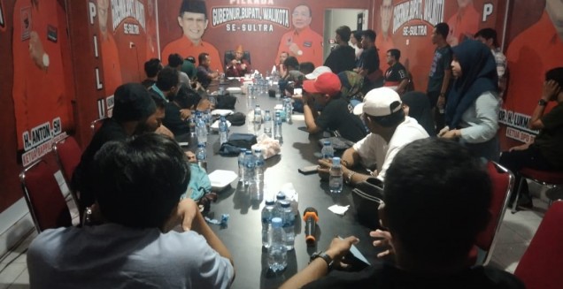 "Suasana silaturahmi LA bersama Media di Markas DPD PDIP Sultra. Foto: Istimewa