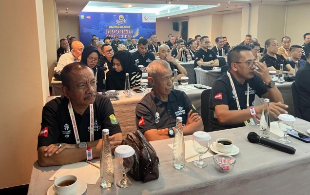 "Ketua Pengprov PBSI Sultra, LM Bariun (kiri) saat menyaksikan laga bulutangkis Indonesia Open 2024 di Hotel Santika, Jakarta, Istimewa