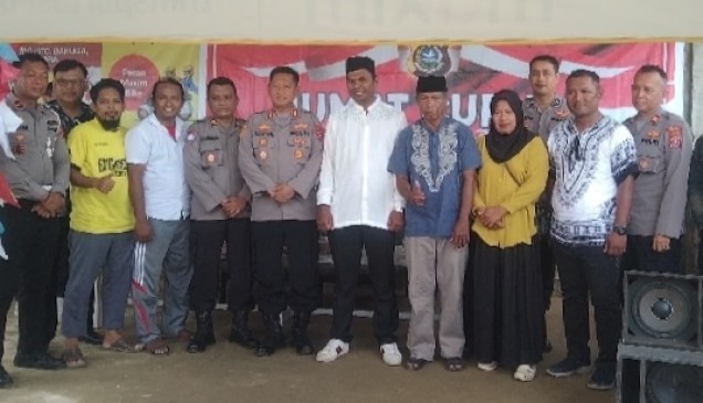 "Wakapolresta Kendari, AKBP Saiful Mustofa pose bersama warga RT 024 BTN Mekar Asri, Lepo-lepo. Istimewa